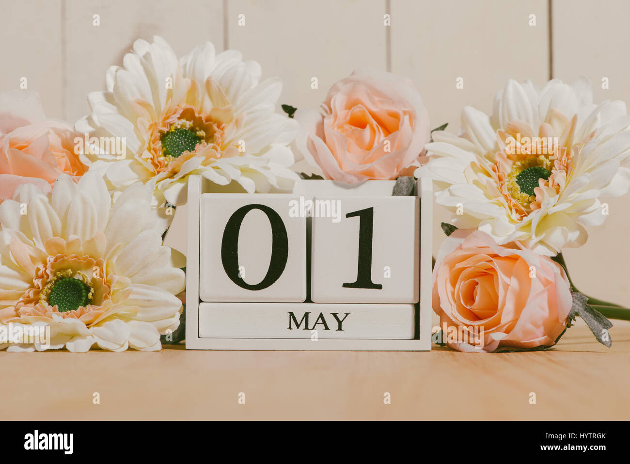 1. Mai. Bild des 1.Mai weißer Block Kalender auf weißem Hintergrund mit Blumen. Frühlingstag, leeren Raum für Text. Tag der internationalen Arbeiter Stockfoto