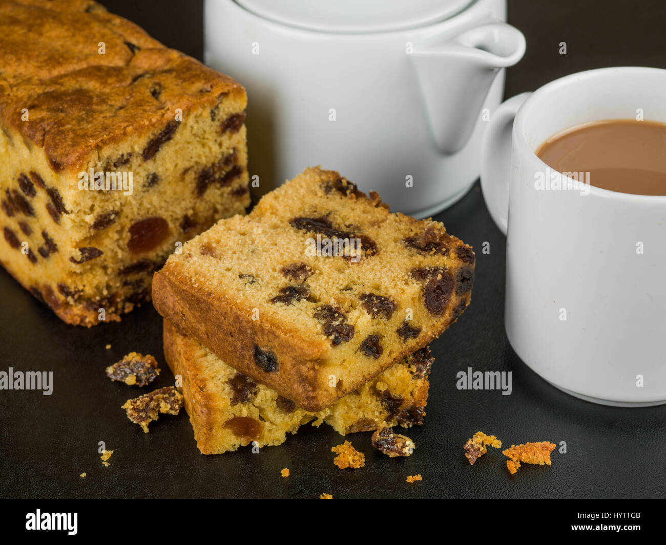 Scheiben von Kirsche Frucht-Kuchen mit Tee oder Kaffee, schwarzer Hintergrund Stockfoto