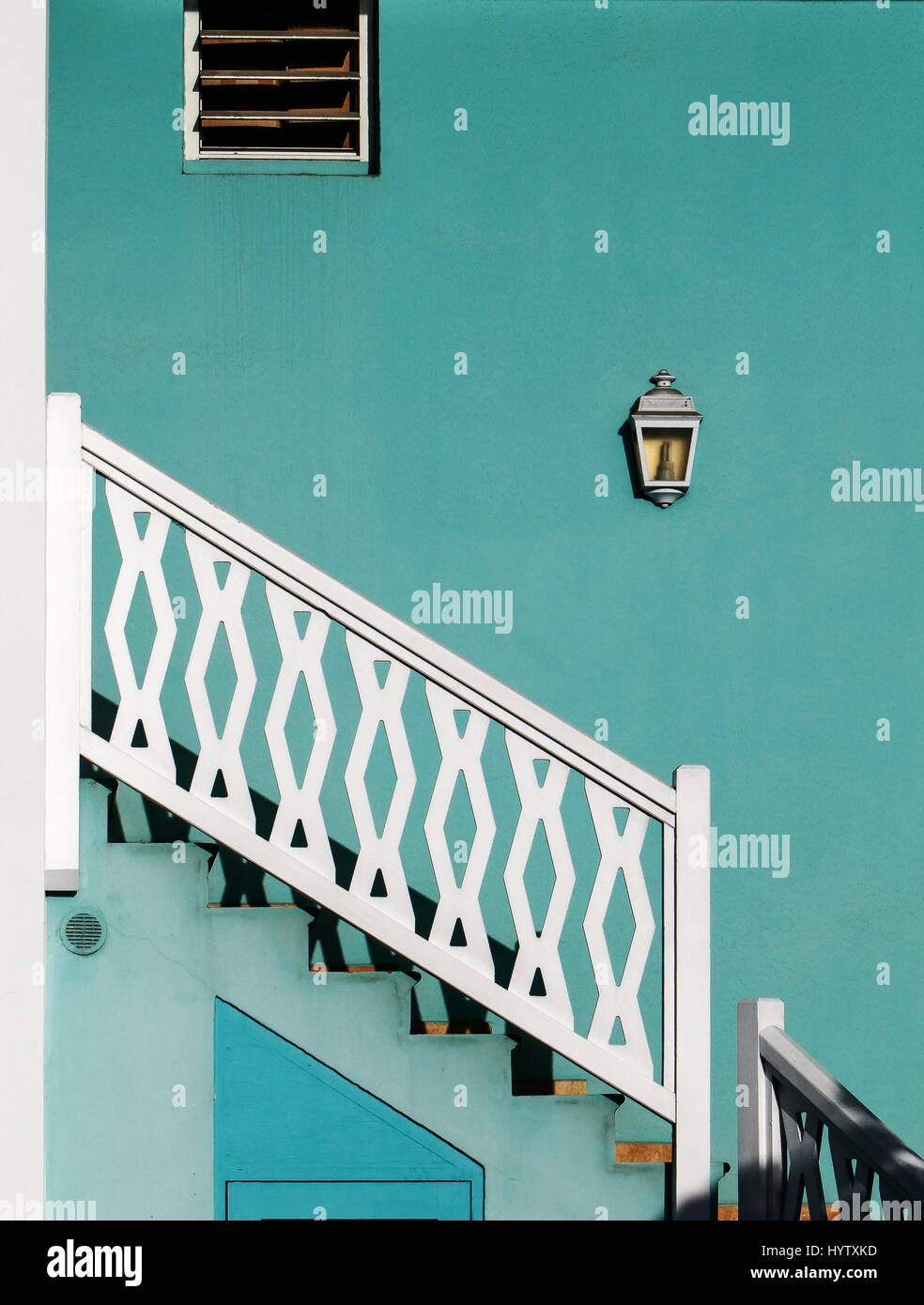 Außentreppe angrenzend an eine Wand gemalt Cyan. Stockfoto