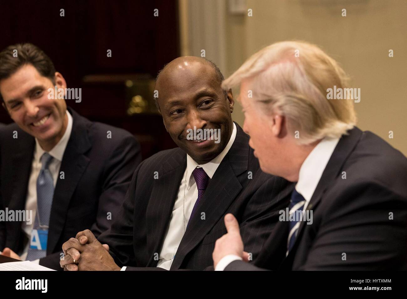 US-Präsident Donald Trump spricht Kenneth Frazier, Chairman und CEO von Merck & Co., während eines Treffens mit Führungskräften aus der pharmazeutischen Industrie im Roosevelt Room des weißen Hauses 27. Januar 2017 in Washington, DC. Stockfoto