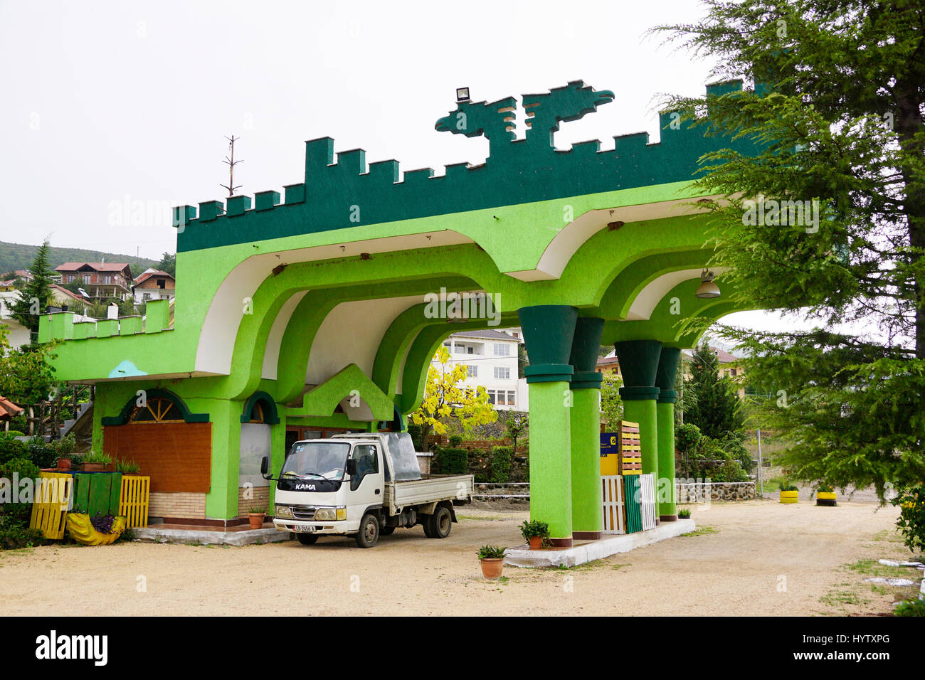 Einzigartige Architektur der Tankstelle in Albanien. Stockfoto