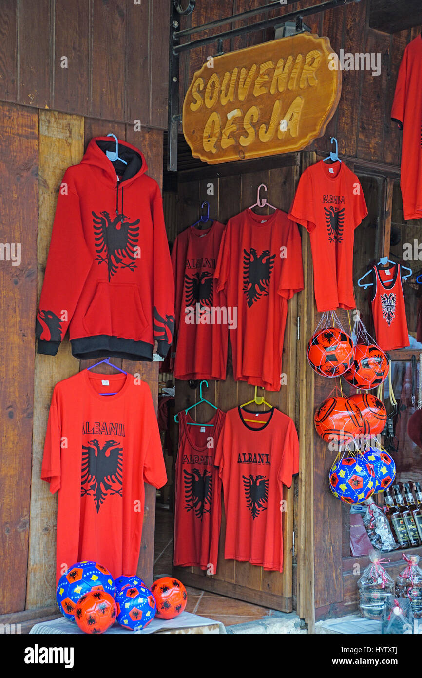 Souvenirs von Albanien in Kruja Einkaufsstraße. Stockfoto