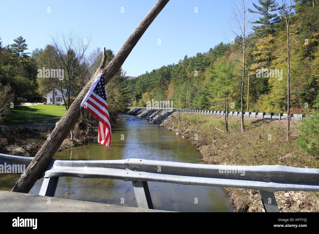 Post-Katrina - amerikanische Flagge auf entstandene Telefonmast Stockfoto