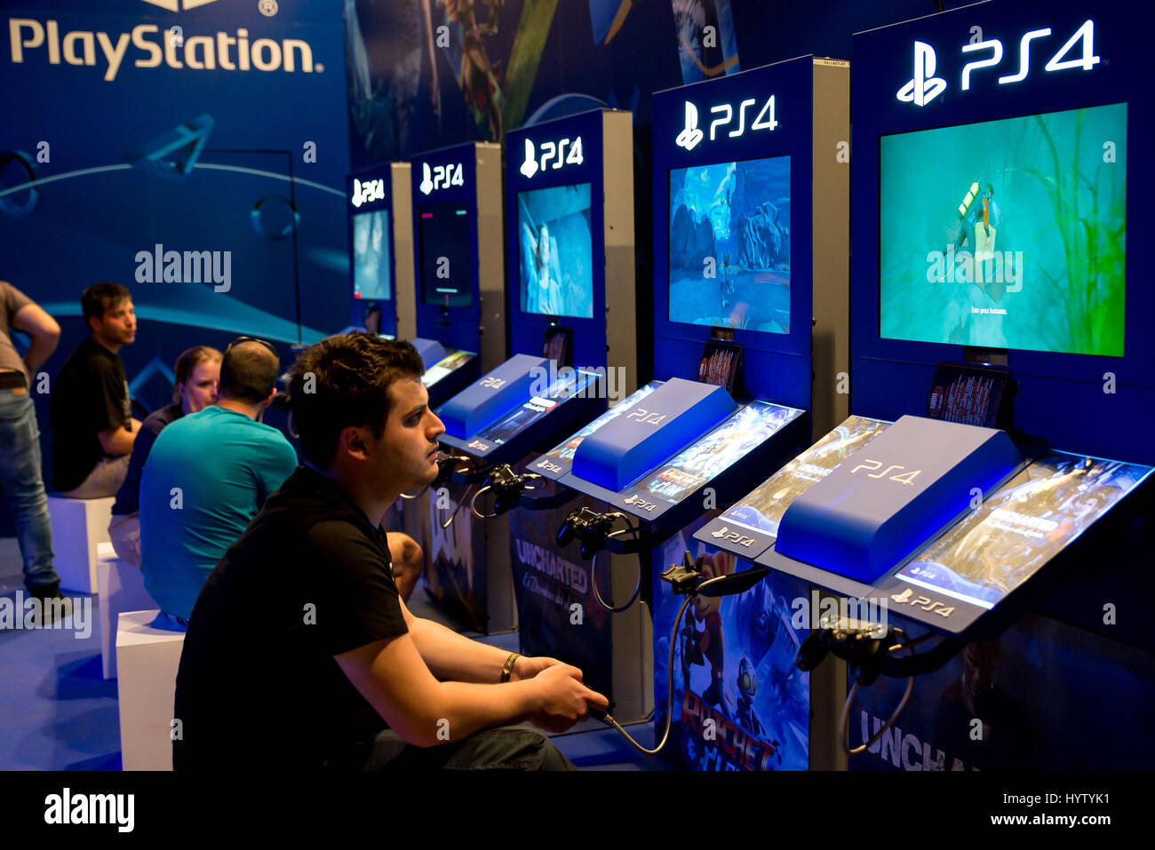 BARCELONA - 16 JUN: Menschen spielen zu Uncharted 4 und Ratchet und Clank (Playstation  4 Videospiele) beim Sonar Festival am 16. Juni 2016 in Barcelona, Spanien  Stockfotografie - Alamy