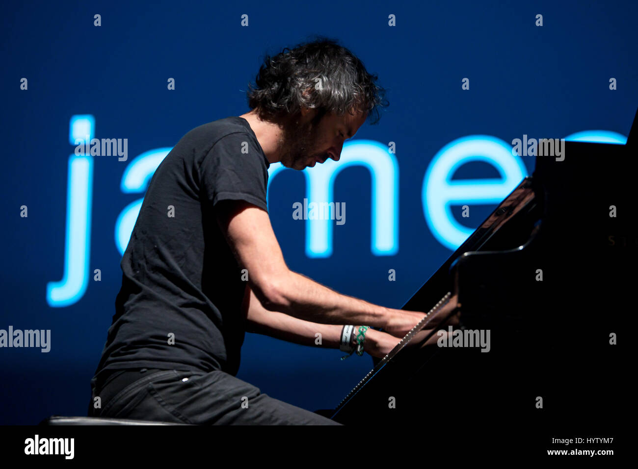 BARCELONA - 16 JUN: James Rhodes (Pianist und Schriftsteller) führt im Konzert beim Sonar Festival am 16. Juni 2016 in Barcelona, Spanien. Stockfoto