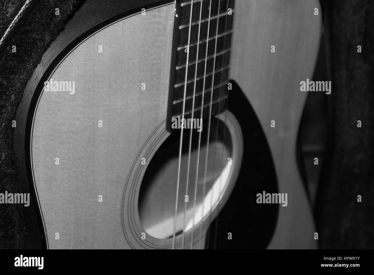 Alte Gitarre in Monochrom und dunklen Umgebung. Stockfoto