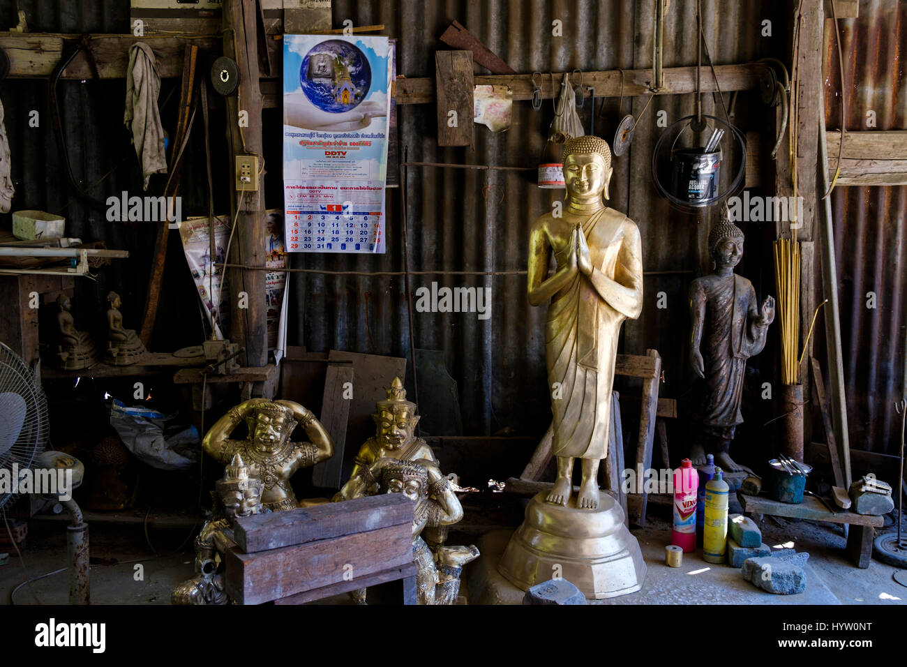 Buddha-Statuen in einer Werkstatt in der Buranathai Buddha Bild Gießerei, Phitsanulok, Thailand. Stockfoto