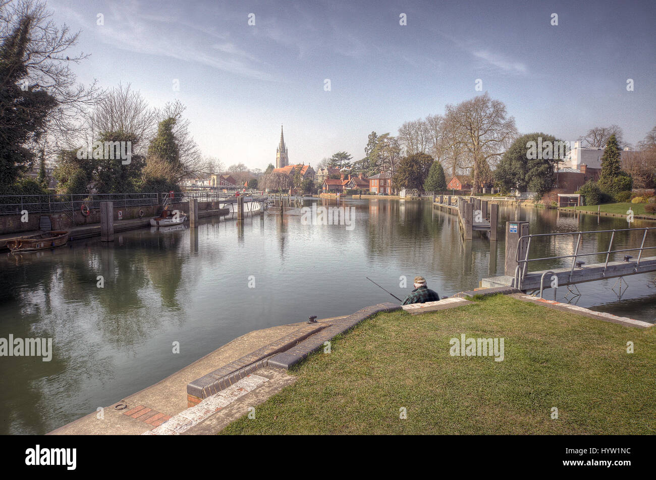 Mann Angeln in pastoralen Flusslandschaft in Marlow UK Stockfoto