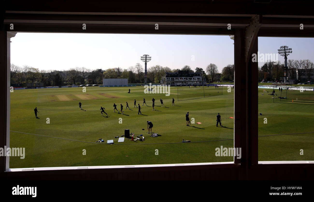 Kents und Gloucestershire Spieler Aufwärmen vor dem Start des Spiels während Tag eins der Specsavers County Cricket Meisterschaften, Division Two match bei The Spitfire Ground, Canterbury. Stockfoto