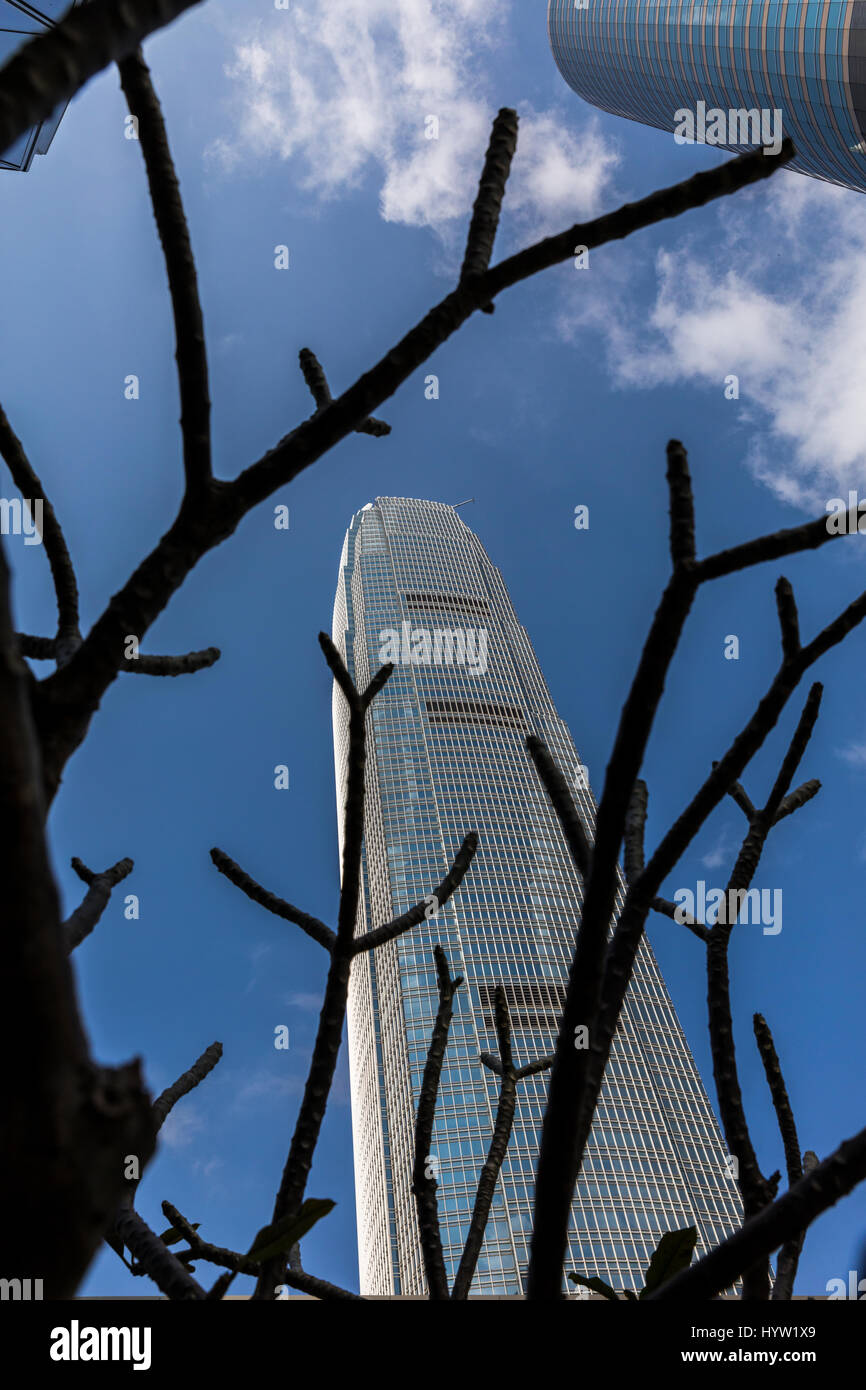 IFC, das höchste Gebäude auf der Insel Hongkong. Reflexionen des Gebäudes erfasst auf eine seltene klar blauer Himmel Tag in Hong Kong. Stockfoto