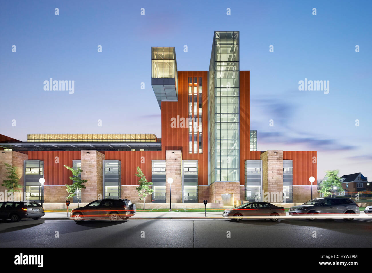 Außen Höhe am Tappan Street in der Abenddämmerung. Universität von Michigan, Stephen M. Ross School of Business, Ann Arbor, USA. Architekt: Kohn Ped Stockfoto