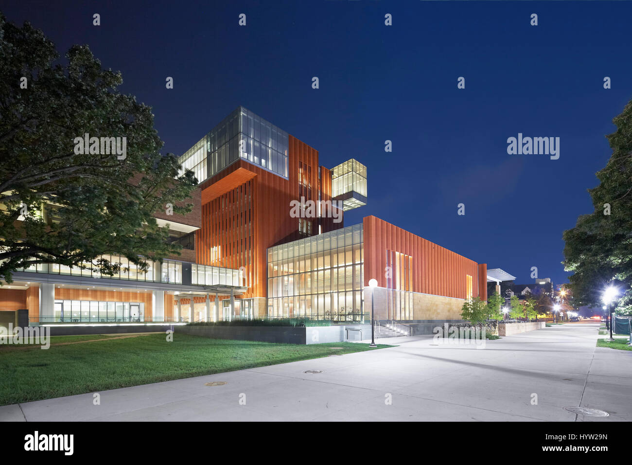 Außenansicht von der Monroe Street Fußgängerzone in der Nacht. Universität von Michigan, Stephen M. Ross School of Business, Ann Arbor, USA. A Stockfoto