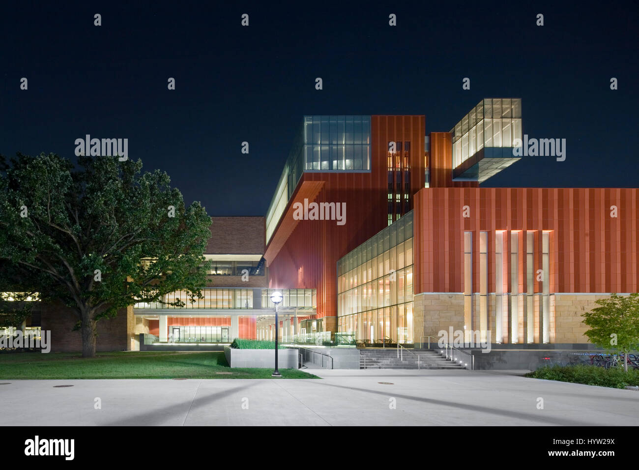 Außenansicht des Roos Gebäude auf der rechten Seite und Kresge Bibliothek auf der linken Seite in der Nacht. Universität von Michigan, Stephen M. Ross School of Business, Ann A Stockfoto