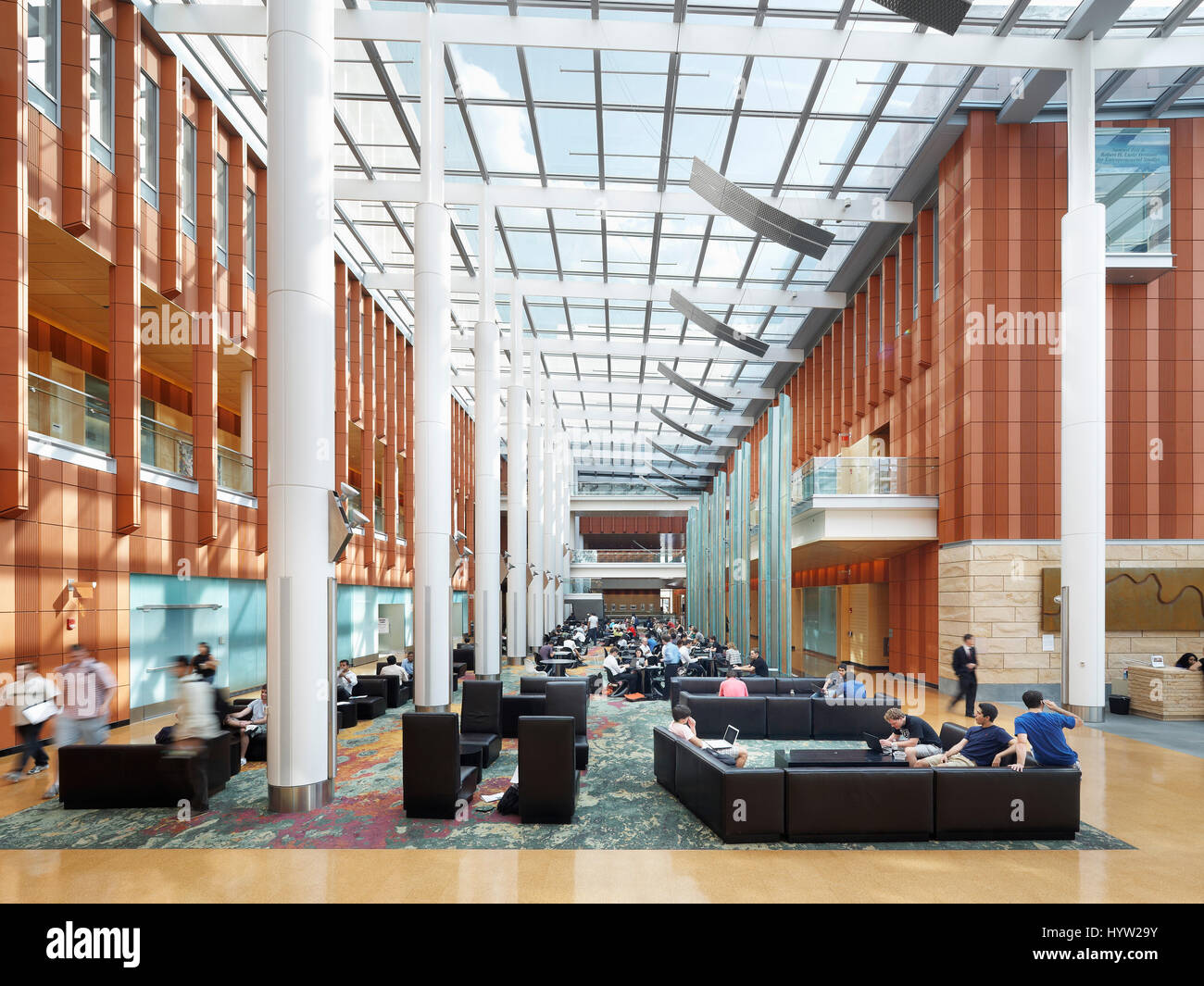 Blick vom Eingangsbereich des Davidson Wintergarten. Universität von Michigan, Stephen M. Ross School of Business, Ann Arbor, USA. Architekt Stockfoto