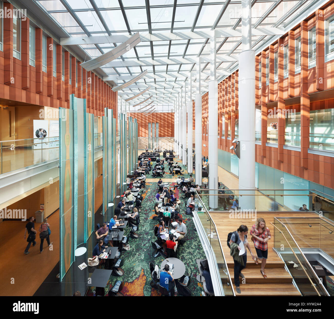 Blick in den Innenraum über die Davidson Wintergarten in der 2. Etage. Universität von Michigan, Stephen M. Ross School of Business, Ann Arbor, USA Stockfoto