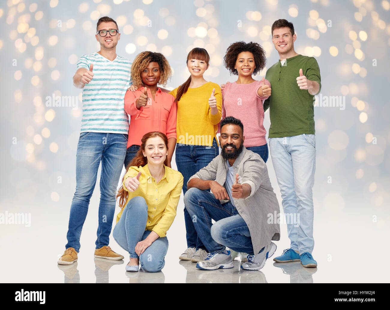 internationale Gruppe von Menschen, die Daumen nach oben zeigen Stockfoto