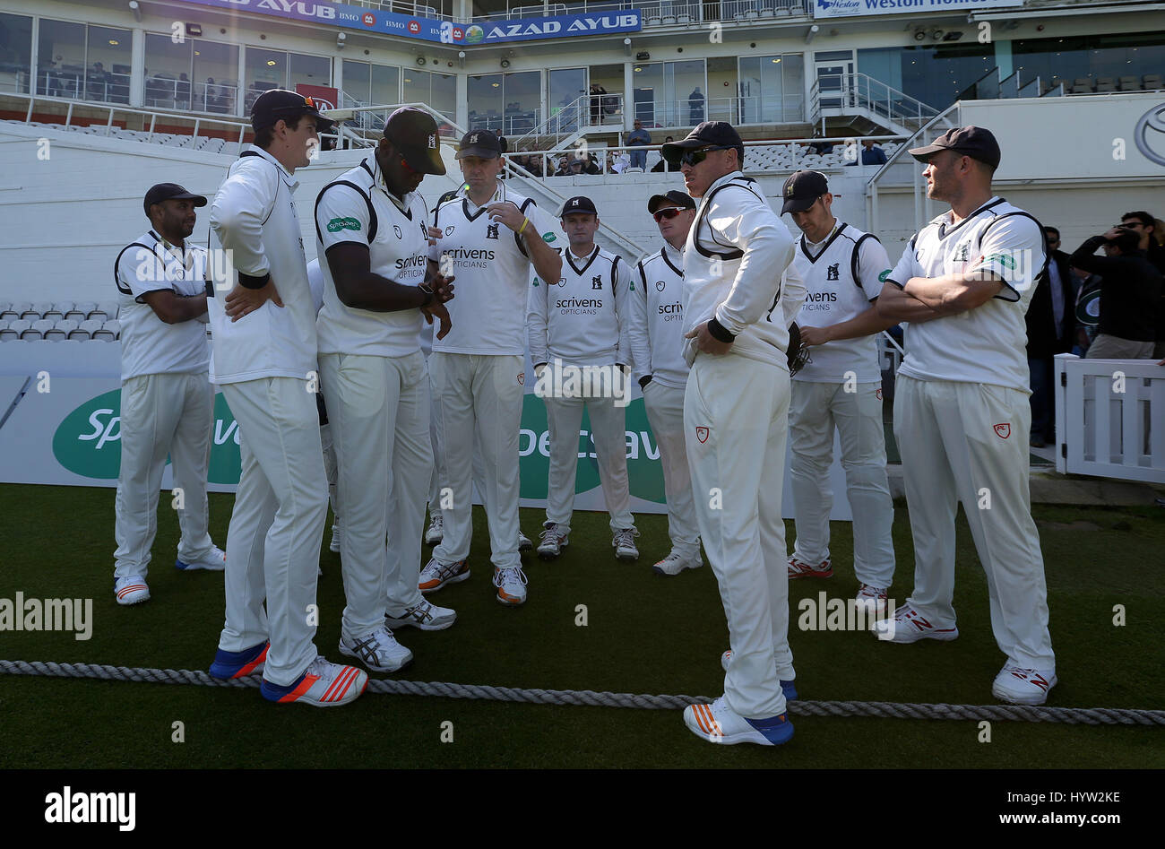 Warwickshire Ian Bell (Mitte rechts) mit Teamkollegen während des ersten Tages der Specsavers County Cricket Meisterschaften, Division One Match bei The Oval, London. Stockfoto