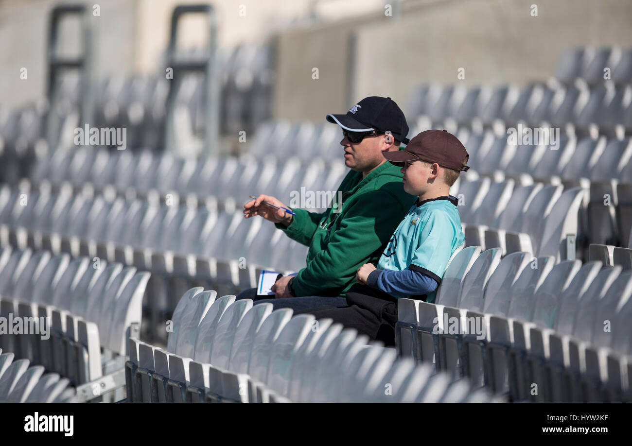 Allgemeiner Blick auf die Zuschauer während des ersten Tages der Specsavers County Cricket Championships, Division One Match im Oval, London. Stockfoto