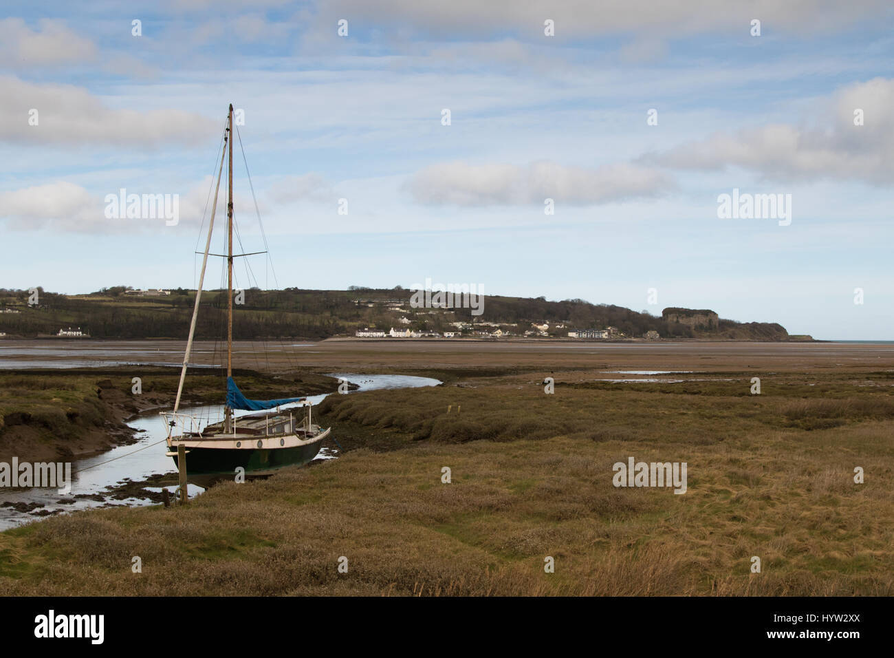 gestrandeten Segelschiff bei Ebbe in Red Wharf Bay, Anglesey Stockfoto