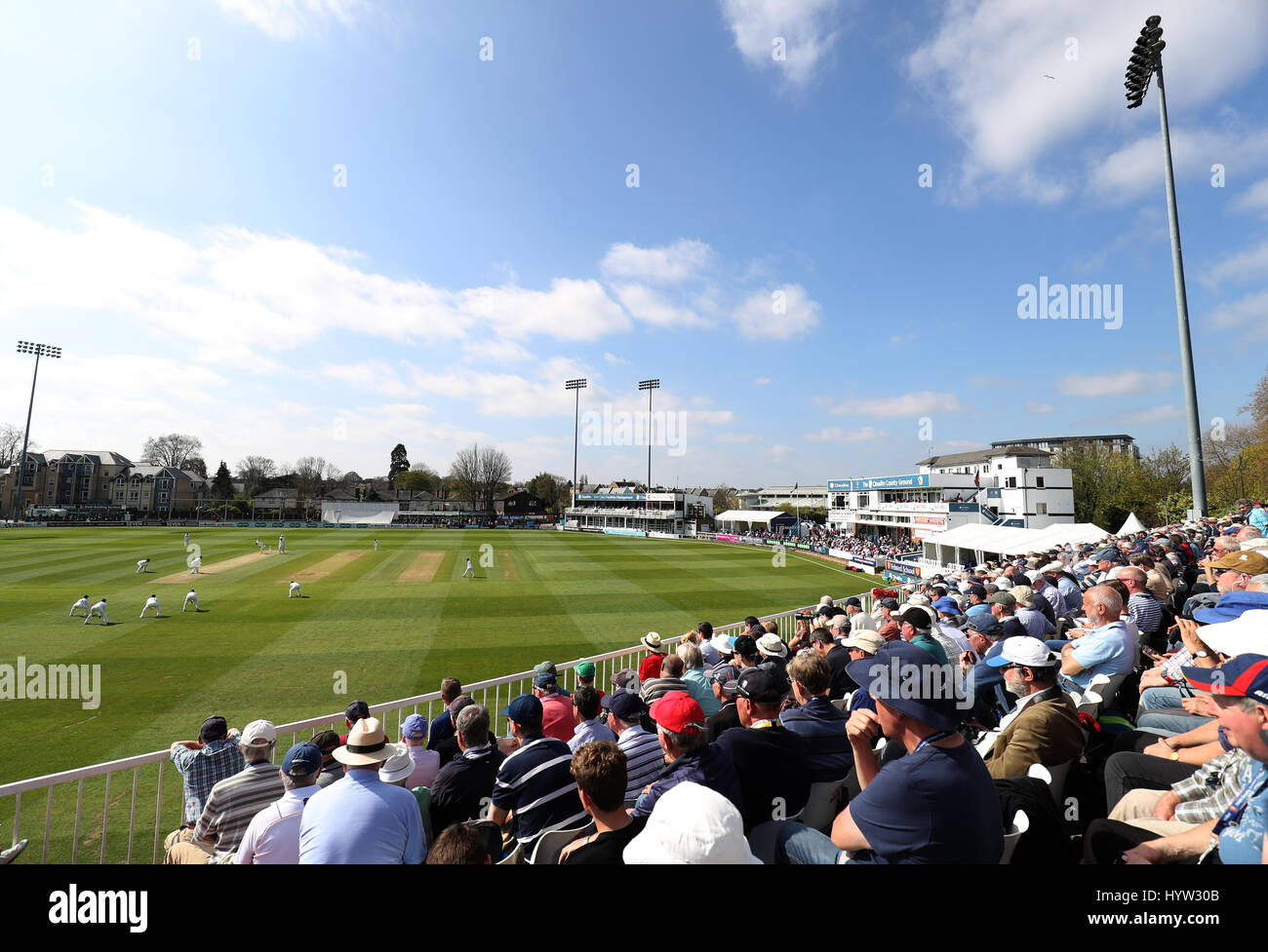 Eine große Menschenmenge Uhren Tag eins der Specsavers County Cricket Meisterschaften, Division One Match bei Cloudfm County Ground, Chelmsford. Stockfoto