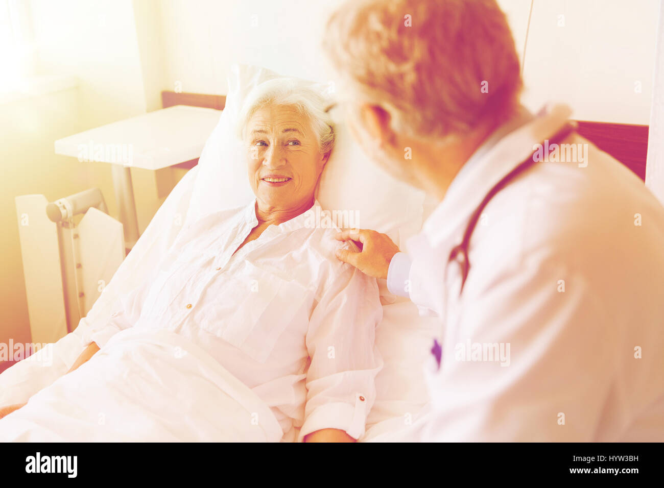 Arzt Besuch senior Frau im Krankenhaus Stockfoto