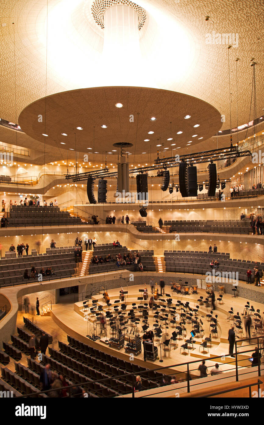 Der Konzertsaal in der Elbphilharmonie in Hamburg, Deutschland. Die Halle ist für die Qualität seiner Akustik hoch angesehen. Stockfoto