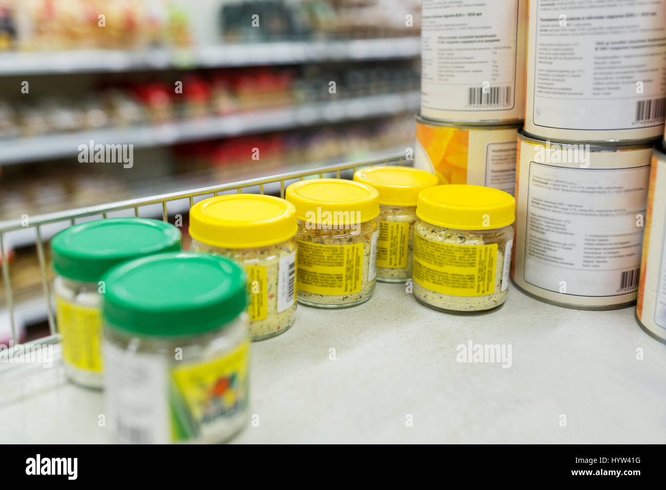 Gläser mit Lebensmittel oder Gewürze im Supermarkt-Regal Stockfoto