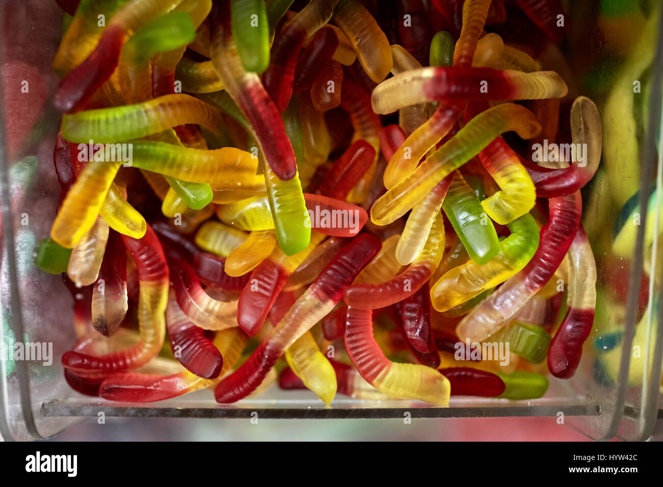 Nahaufnahme von Gummibärchen Würmer im Feld im Candy shop Stockfoto