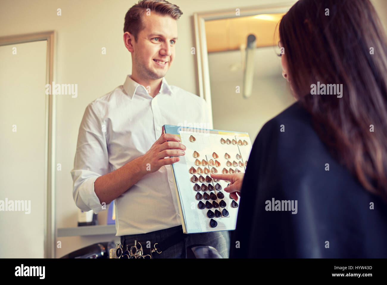 Frau Wahl Haarfarbe aus Palette im salon Stockfoto