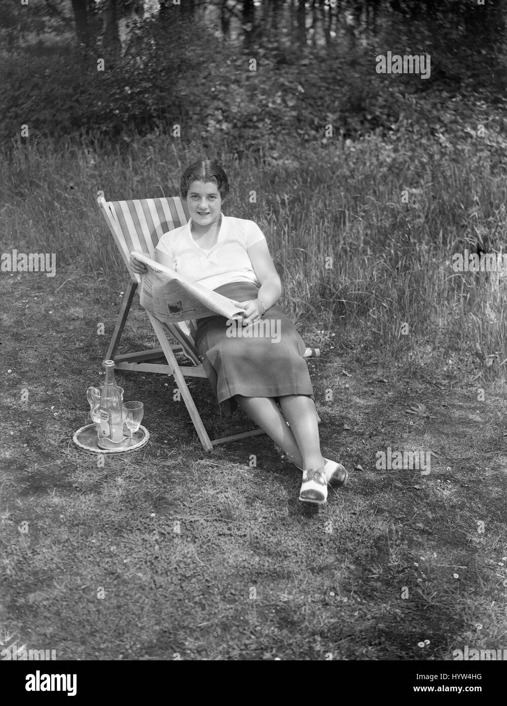 Miss Peggy Scriven ruht im Garten ihres Hauses bei Byfleet in Surrey. Stockfoto