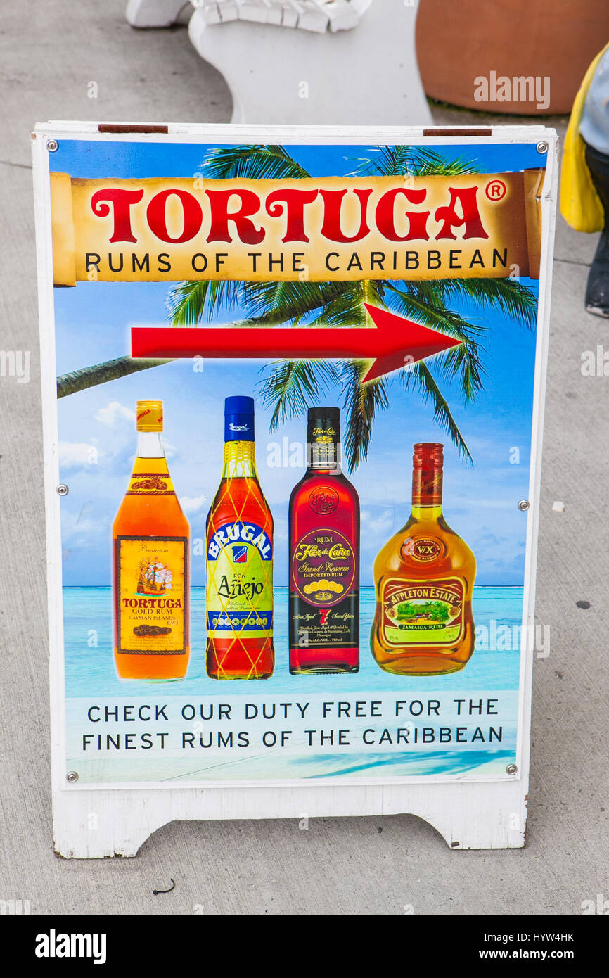 Straßenschild für einen Rum store, Cayman Inseln Stockfoto