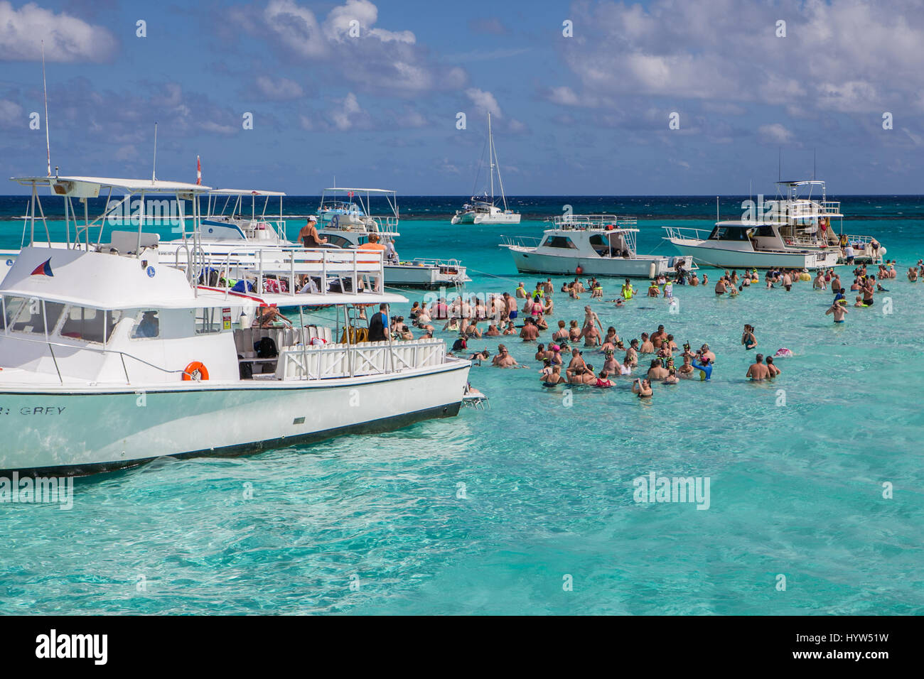 Touristen zu sammeln AtStingray Stadt, die eine Reihe von flachen Sandbänke in North Sound von Grand Cayman, Cayman-Inseln gefunden. Stockfoto