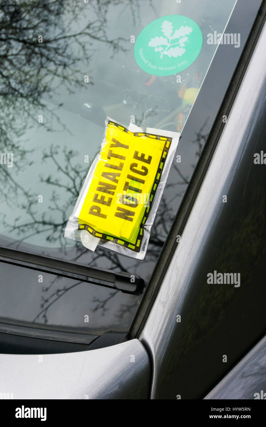 Ein Parkticket Strafe Hinweis auf ein Auto Windschutzscheibe geklebt. Stockfoto