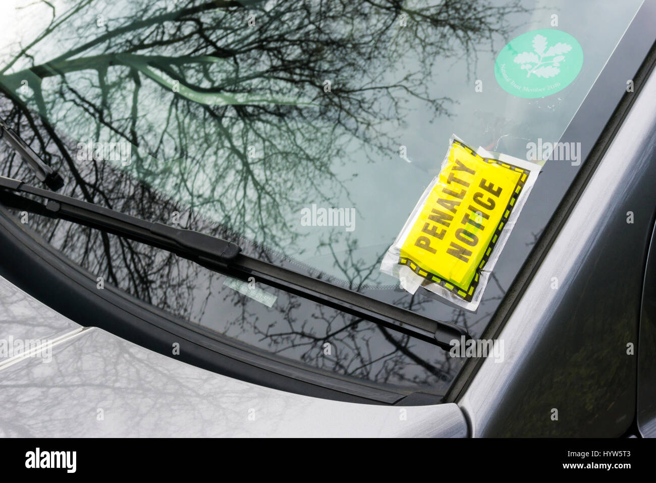 Ein Parkticket Strafe Hinweis auf ein Auto Windschutzscheibe geklebt. Stockfoto
