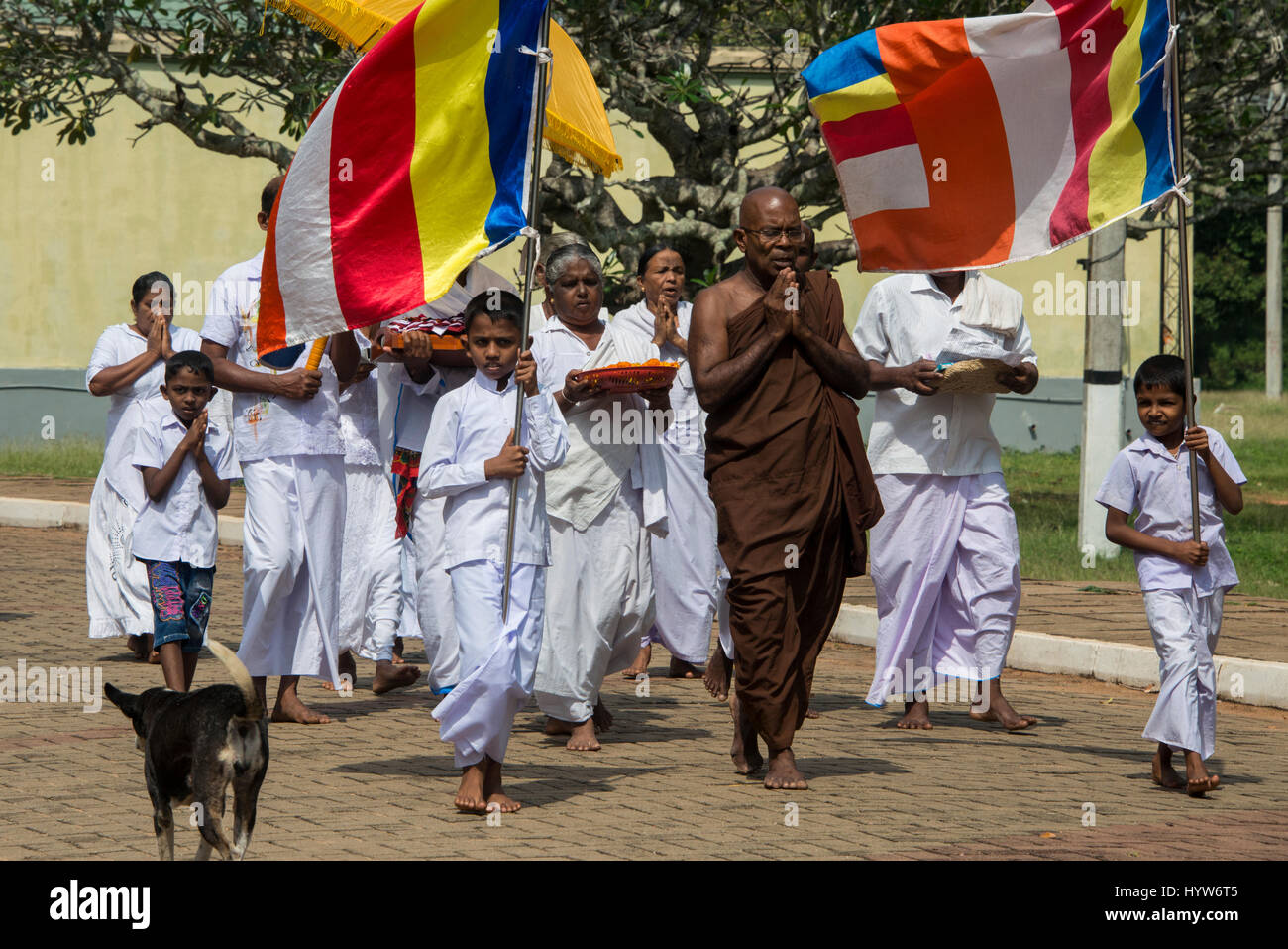 Sri Lanka, Anuradhapura, Hauptstadt des North Central District. "Stadt der Ruinen" einer der heiligsten Orte für Buddhisten. Prozession mit Stockfoto