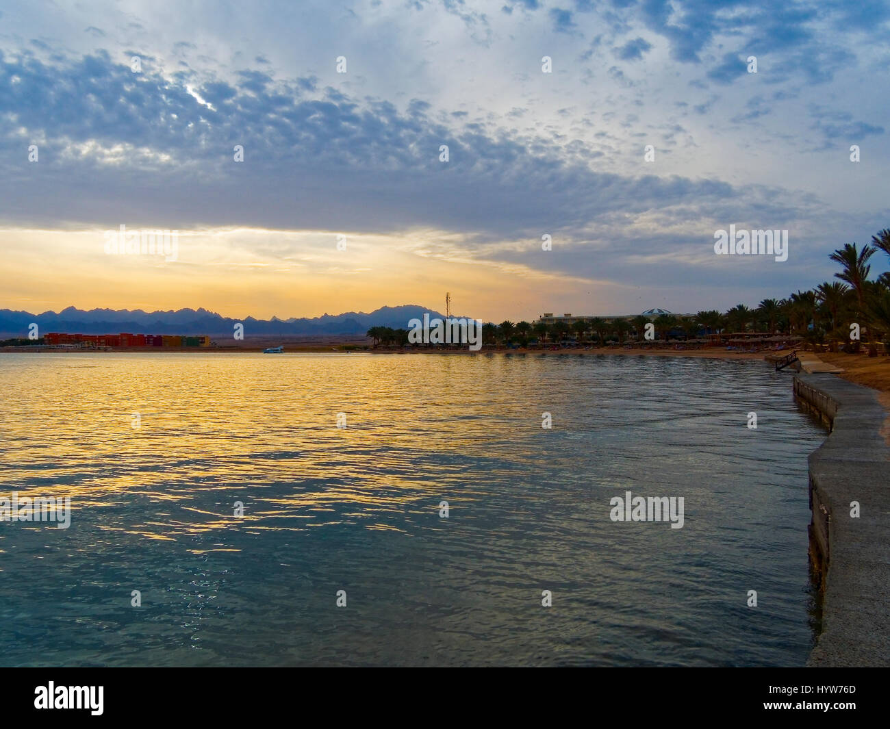 Die untergehende Sonne wirft einen weichen goldenen Schimmer auf der Küstenlinie von Soma Bay in Hurghada Stockfoto