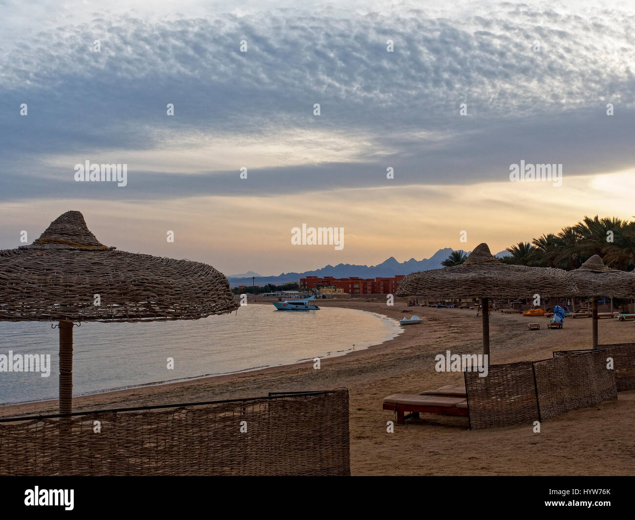 Dämmerung setzt sich auf einem einsamen Strand in Soma Bay, Hurghada Stockfoto