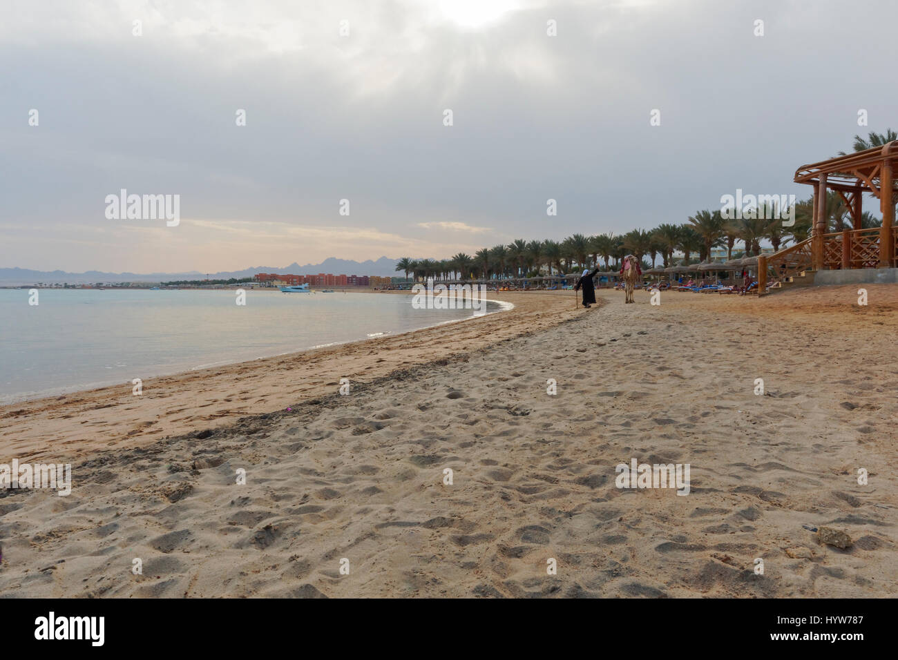 Sonnenuntergang am Strand in Hurghada und In der Ferne ein Mann geht mit seinem Kamel Stockfoto