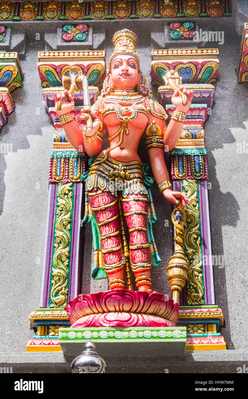 Geschnitztes Bild auf die Gopura (Turm) von Sri Maha Mariamman Temple, einem Tamil Hindi-Tempel befindet sich in der Silom Road, Bangkok, Thailand Stockfoto