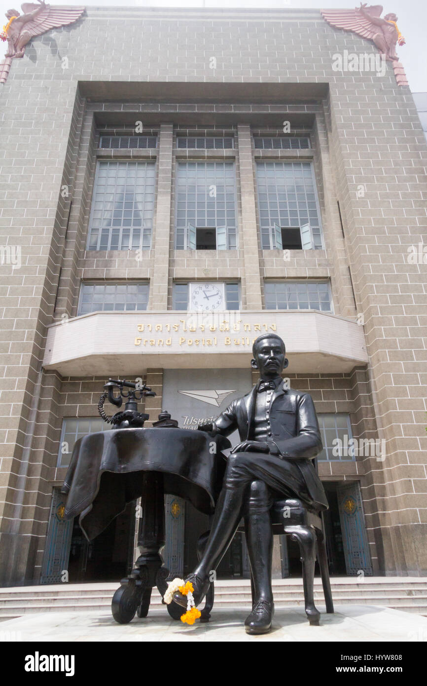 Statue von Feldmarschall Prinz Bhanurangsi Savangwongse außerhalb der Grand Post-Gebäude an der Charoen Krung Road, Bangkok, Thailand Stockfoto