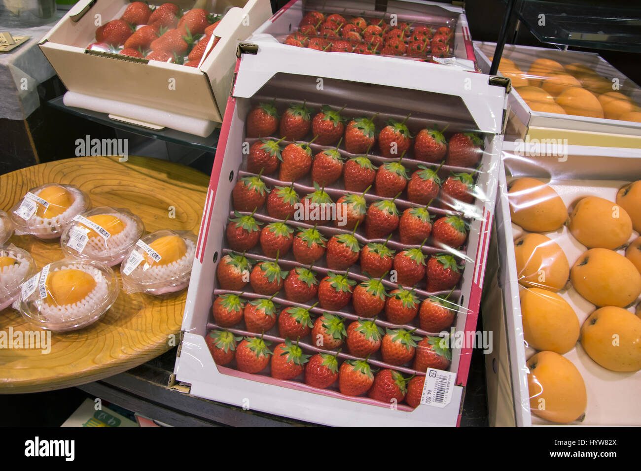 Osaka, JAPAN - 18. April 2016: Früchte auf das weiße Feld mit japanischen Preisschild im Ladengeschäft Stockfoto