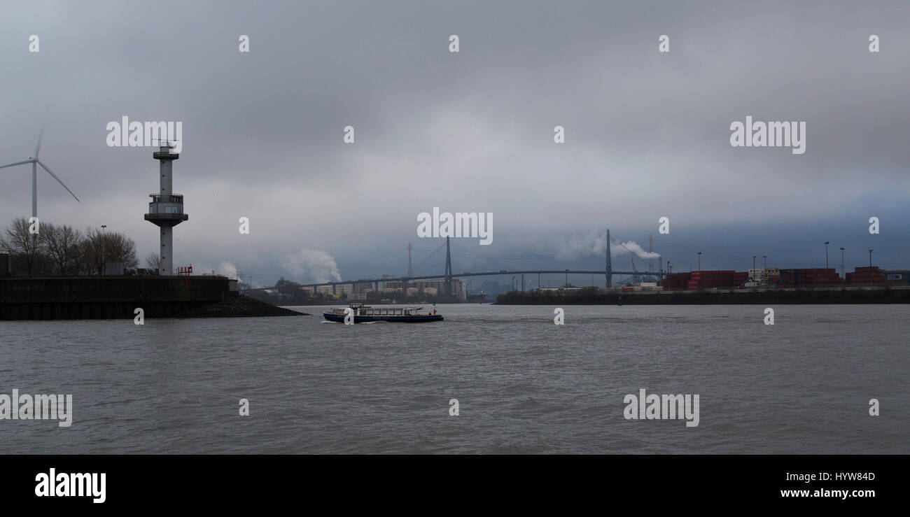 Das Wasser des Hafens Hamburg, Deutschland. Der Hamburger Hafen ist der drittgrößte in Europa. Stockfoto