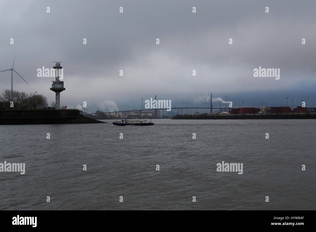 Das Wasser des Hafens Hamburg, Deutschland. Der Hamburger Hafen ist der drittgrößte in Europa. Stockfoto