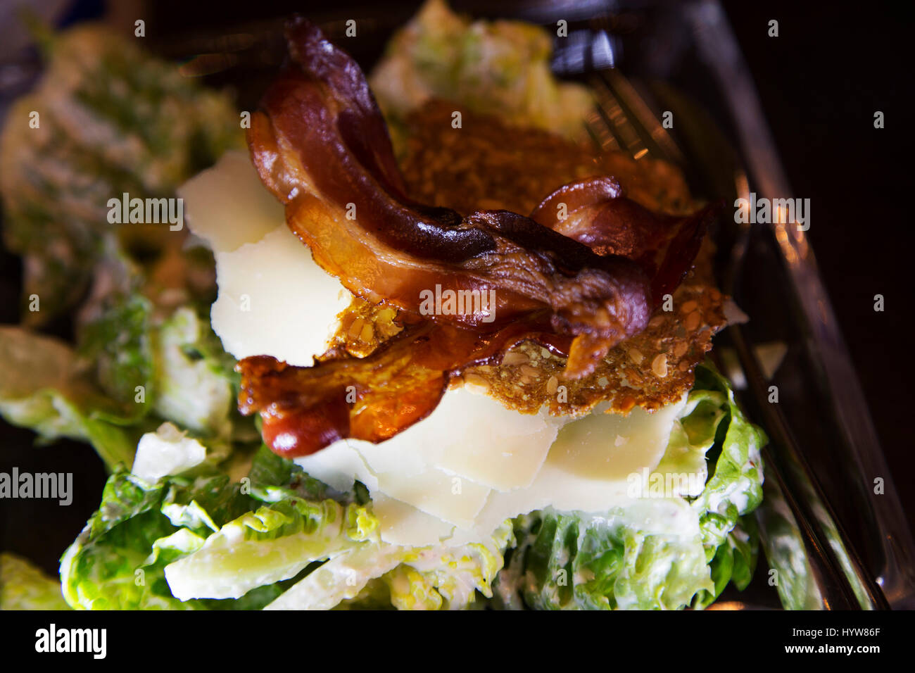 Salat serviert im Apples Restaurant in Hamburg, Deutschland. Das Restaurant ist im Park Hyatt Hamburg. Stockfoto