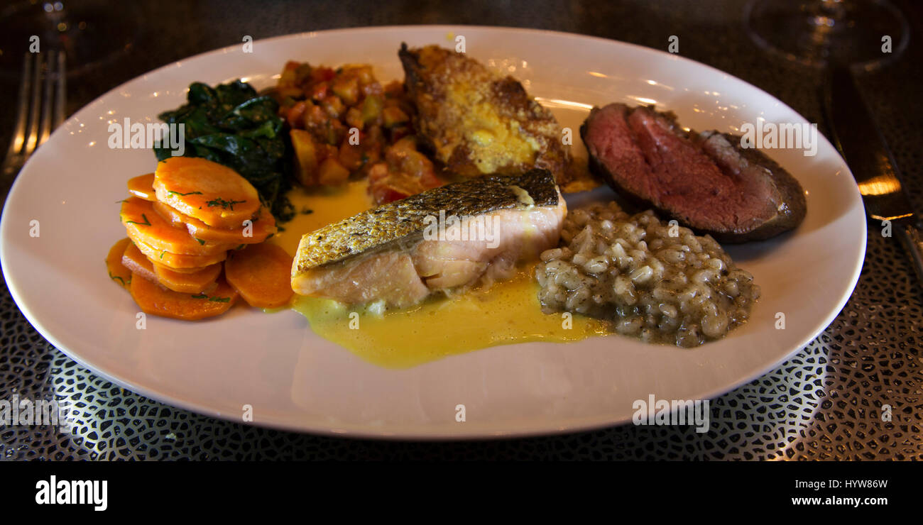 Eine gemischte Platte mit Essen serviert im Apples Restaurant in Hamburg, Deutschland. Das Restaurant ist im Park Hyatt Hamburg. Stockfoto