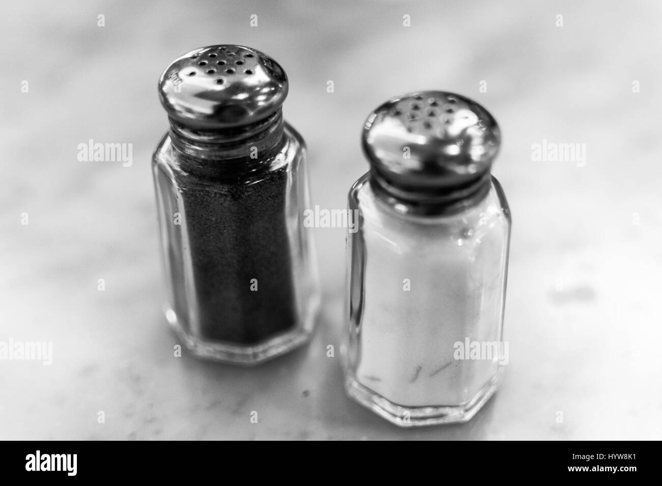 Nahaufnahme von Salz- und Pfefferstreuer auf Tisch Stockfoto