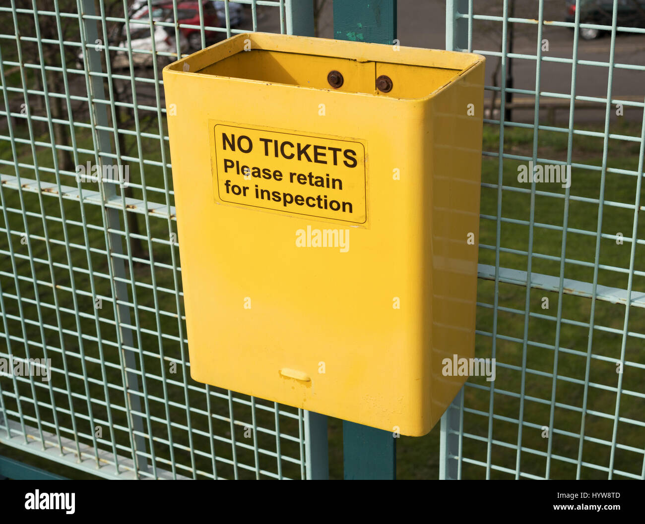 Bin markiert Keine Tickets bitte für die Kontrolle behalten, Tyneside Metro, England, Großbritannien Stockfoto