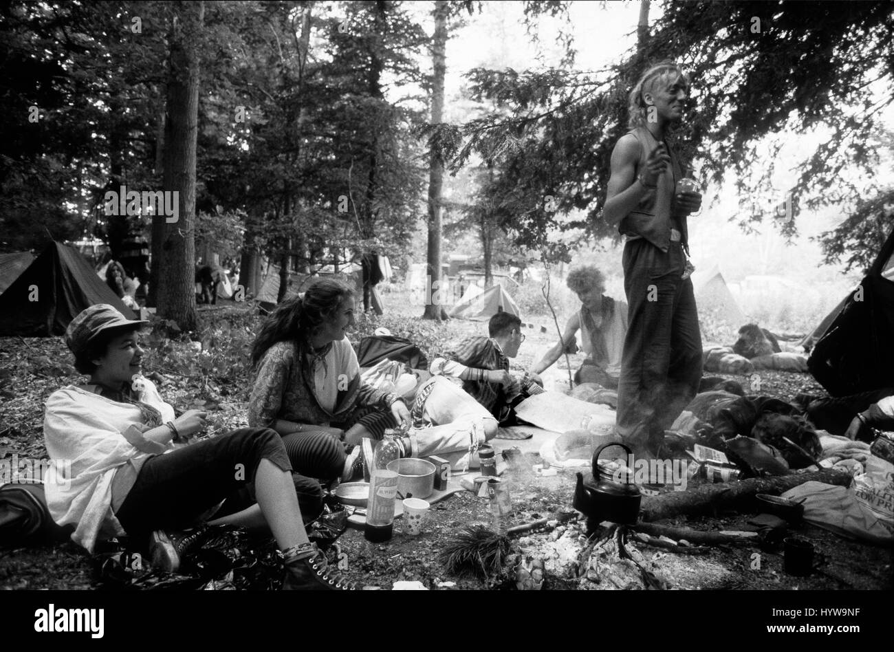 Hippies und New-Age Travellers camping im Wald in der Nähe von Stonehenge im Juni 1986 Stockfoto