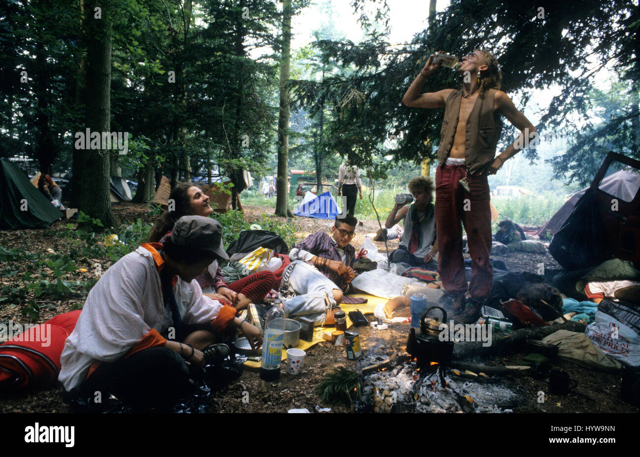 Hippies und New-Age Travellers camping im Wald in der Nähe von Stonehenge im Juni 1986 Stockfoto