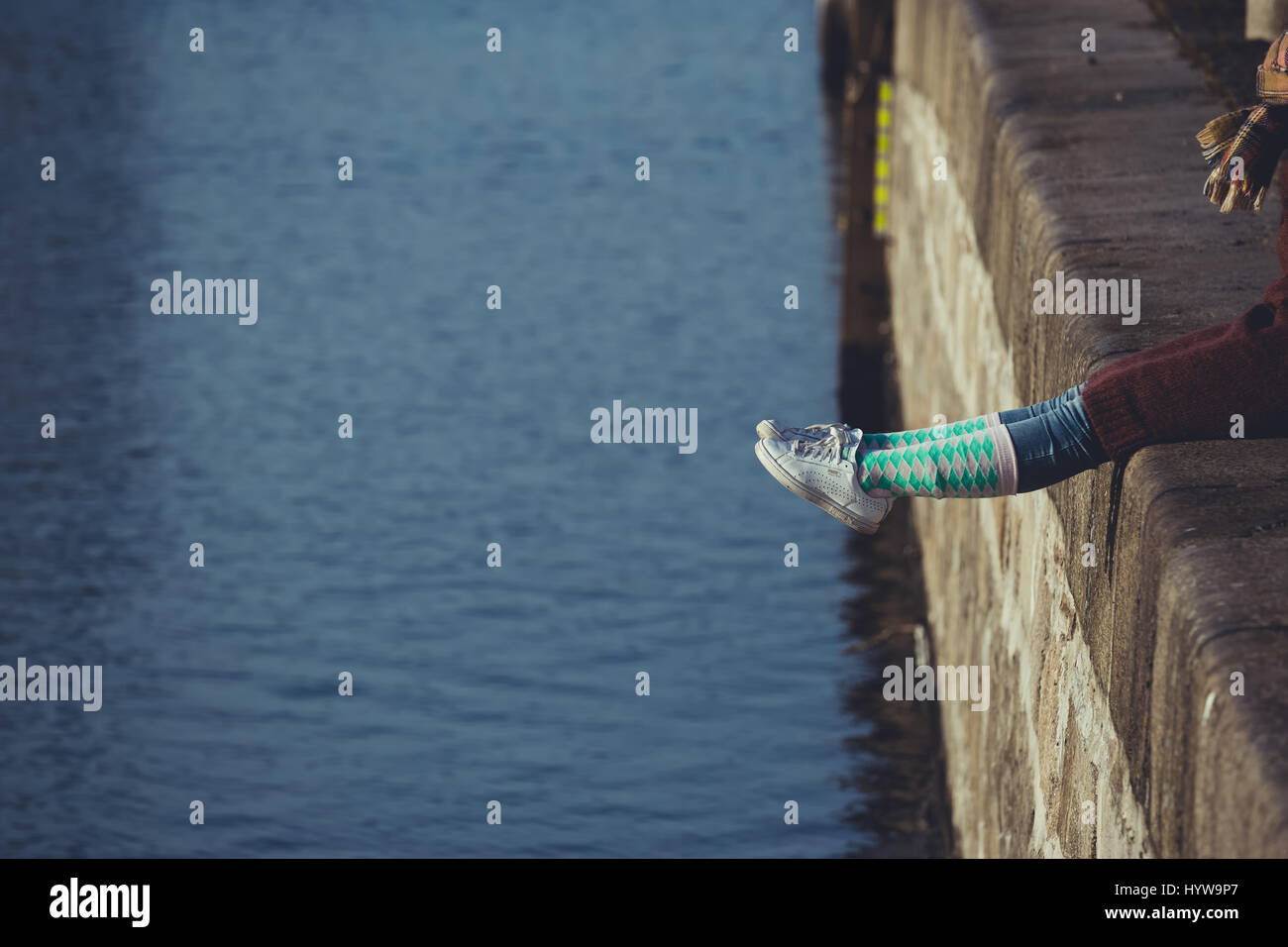 Frau mit farbenfrohen und bequemen Bio Socken Stockfoto